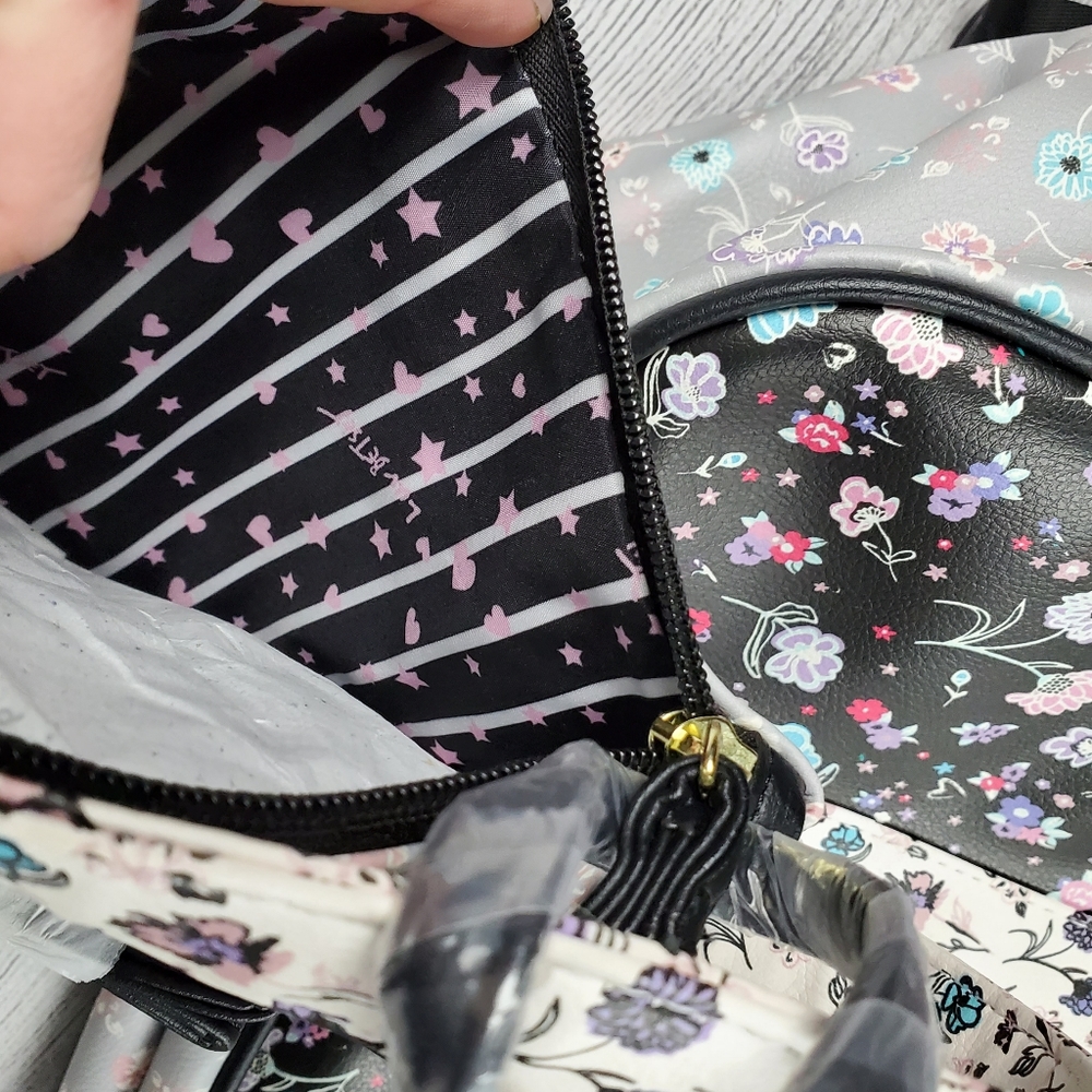 Betsey Johnson Weekender Floral Matching Wristlet - Picture 11 of 16